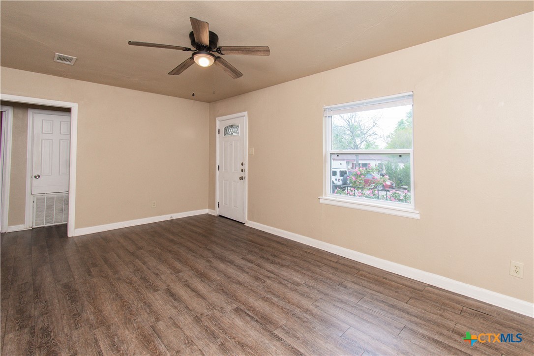 214 E Munroe Avenue Property Photo 4