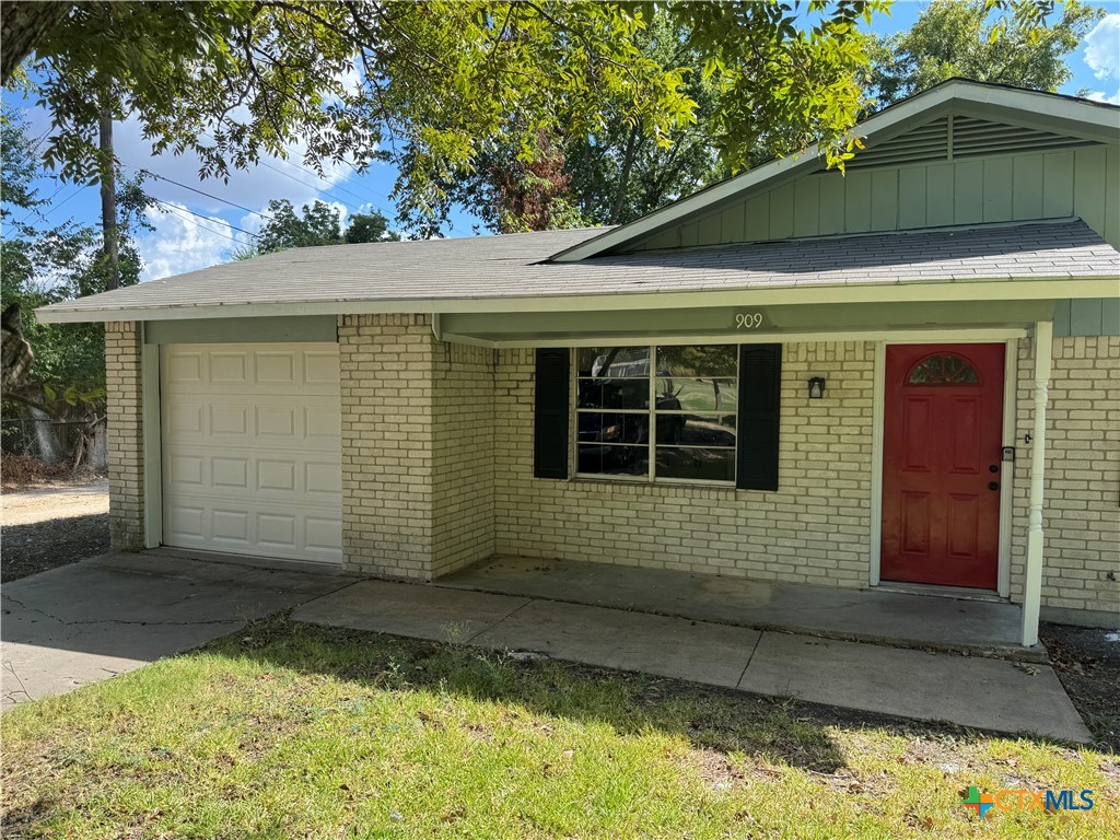 909 W Munroe Avenue Property Photo 2