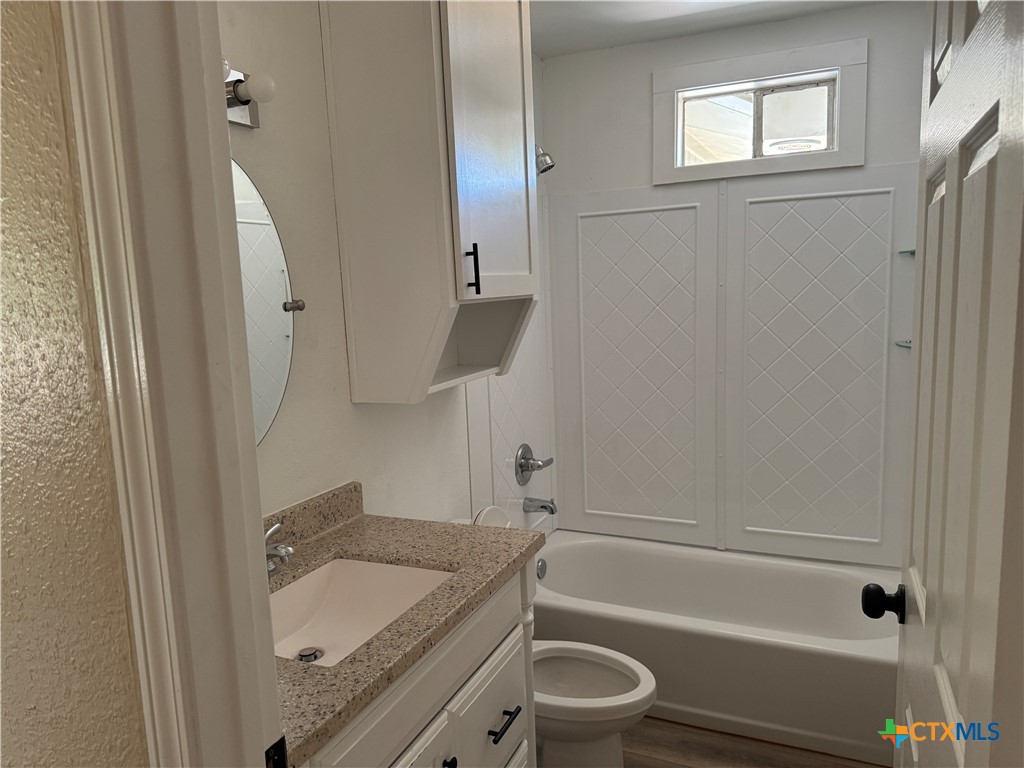 909 W Munroe Avenue Property Photo 5