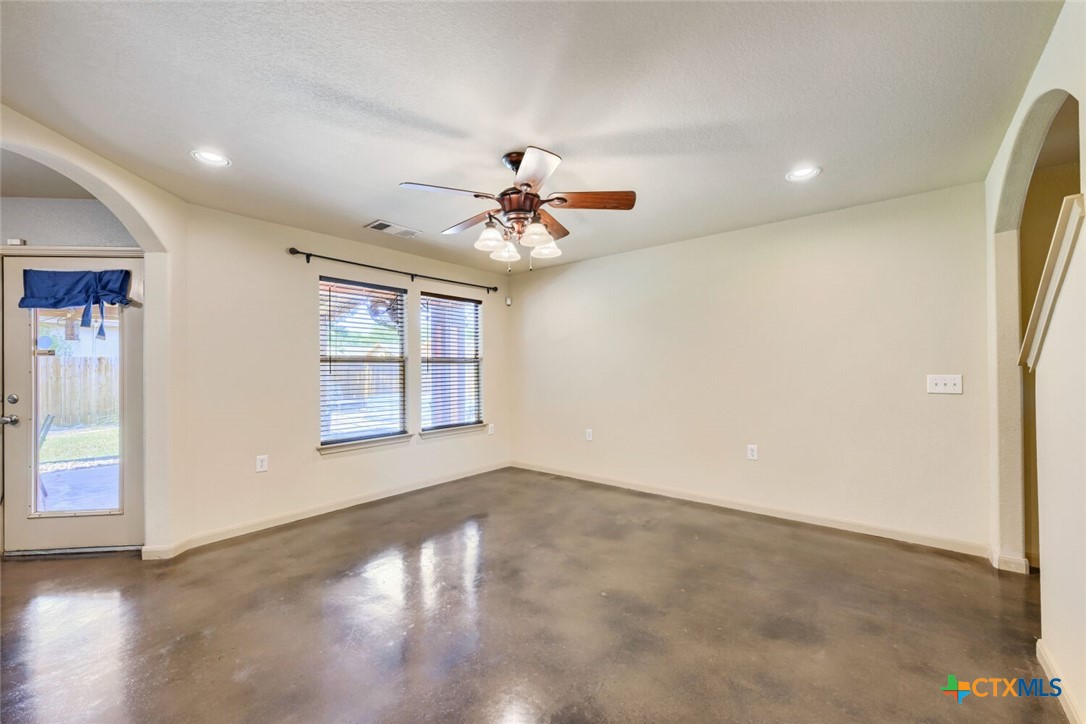 7425 Thannas Way Property Photo 6