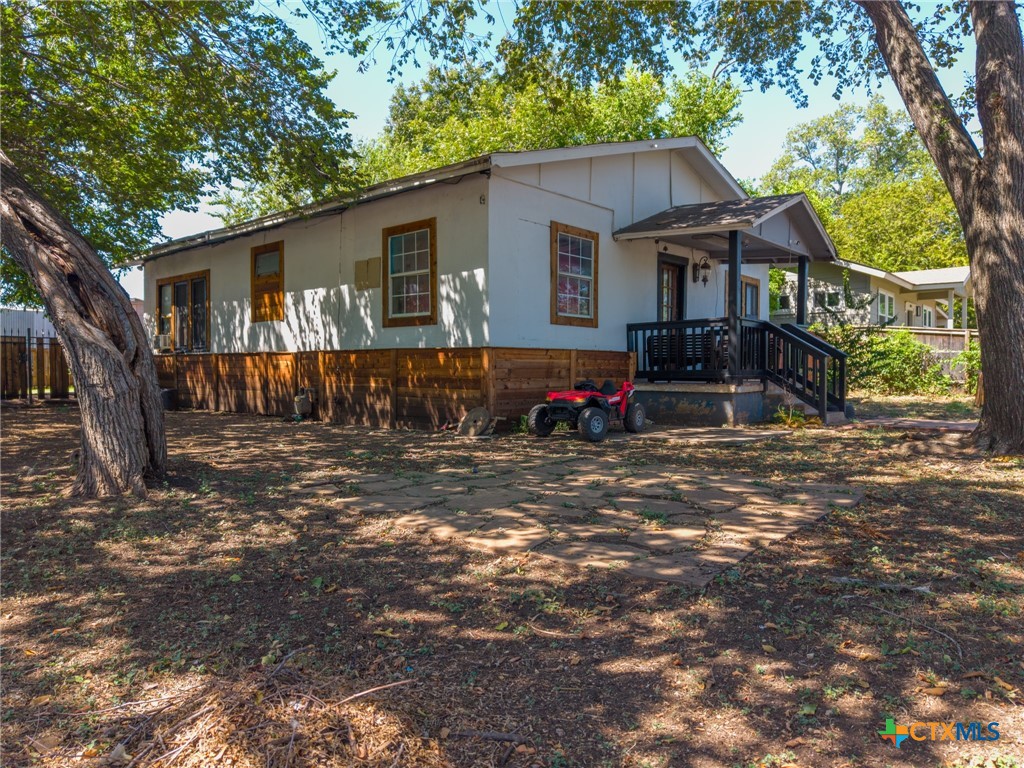 806 E 4th Street Property Photo 4