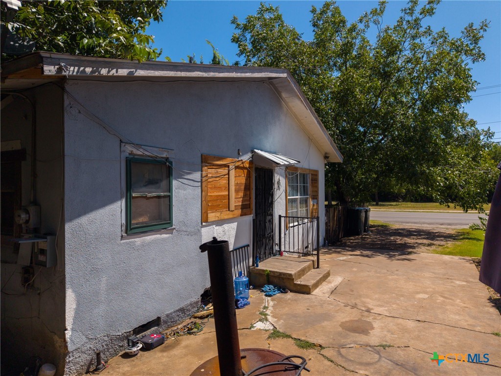 806 E 4th Street Property Photo 6