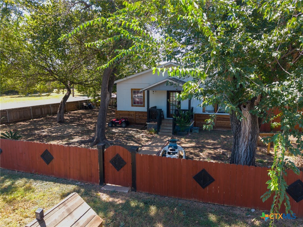 806 E 4th Street Property Photo 8