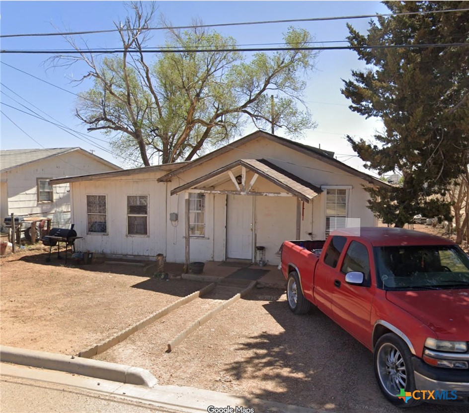 109 E 2nd Property Photo 1