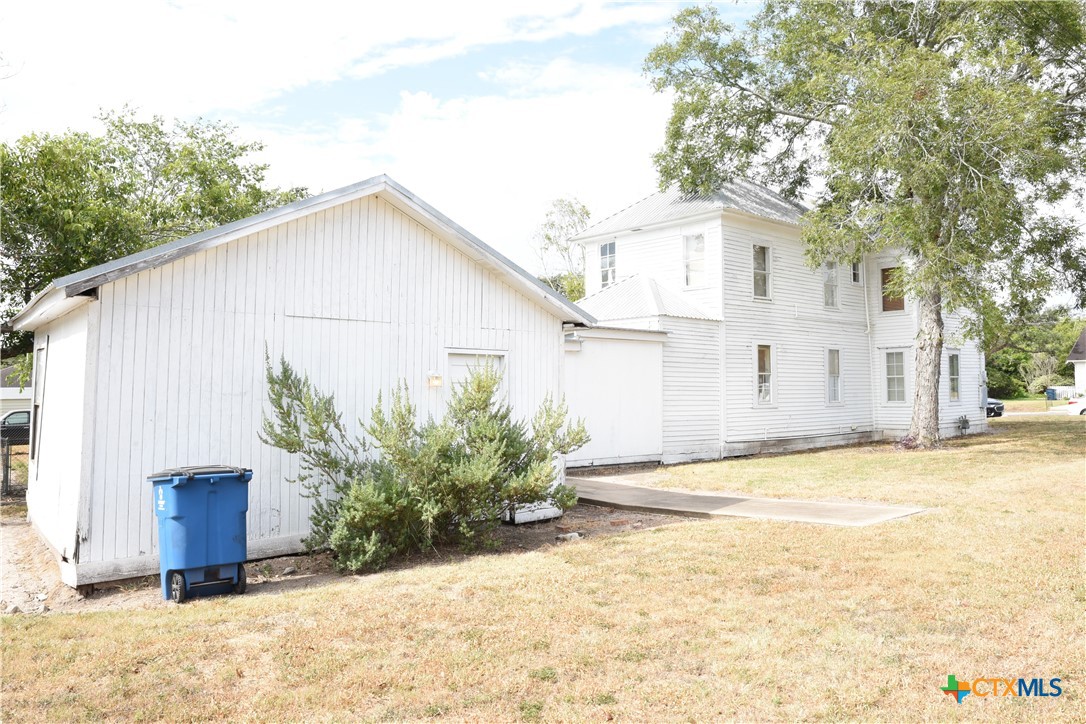 149 N Commercial Street Property Photo 4