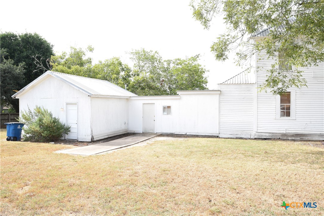 149 N Commercial Street Property Photo 5