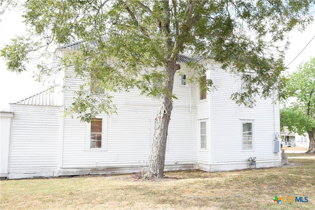 149 N Commercial Street Property Photo 6