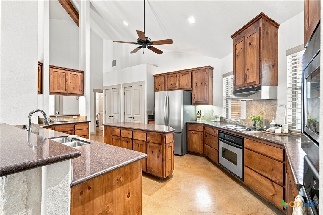 2 Trophy Lane Property Photo 10