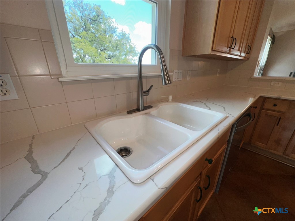 425 Crestwood Drive Property Photo 8