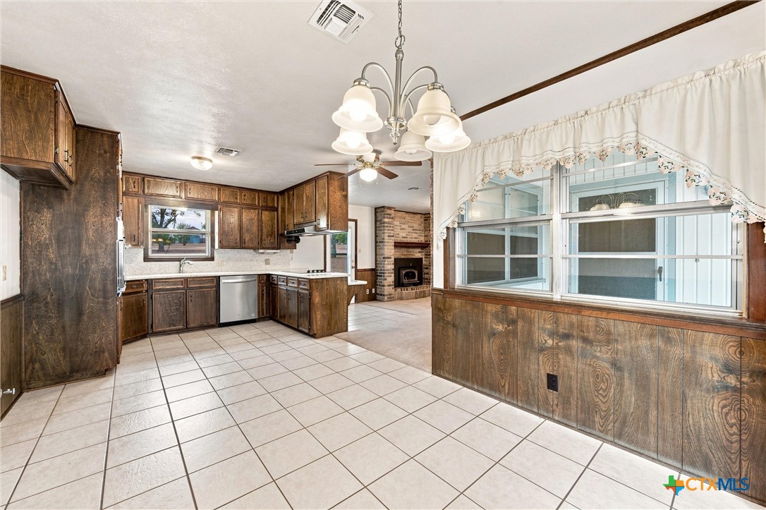 484 Thompson Road Property Photo 7