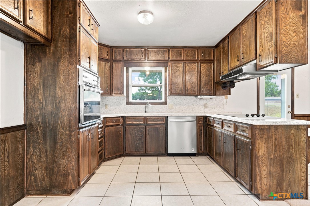 484 Thompson Road Property Photo 10
