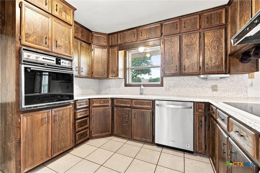 484 Thompson Road Property Photo 11