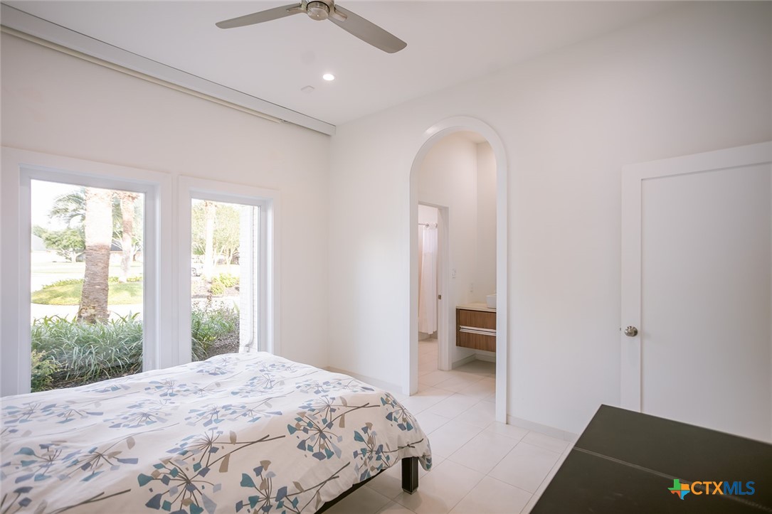 810 Champions Row Property Photo 32