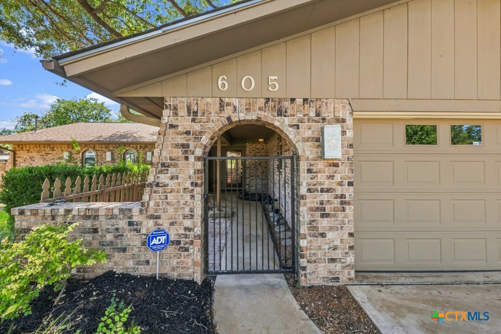 605 Ridgecrest Property Photo 2
