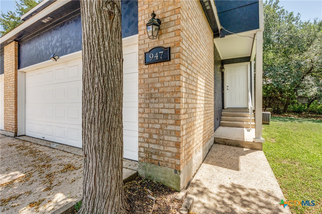 945 Sagewood Property Photo 3