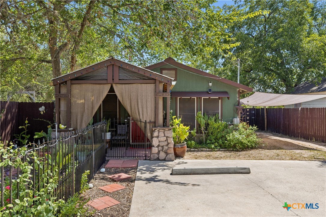 734 Neches Street Property Photo 2
