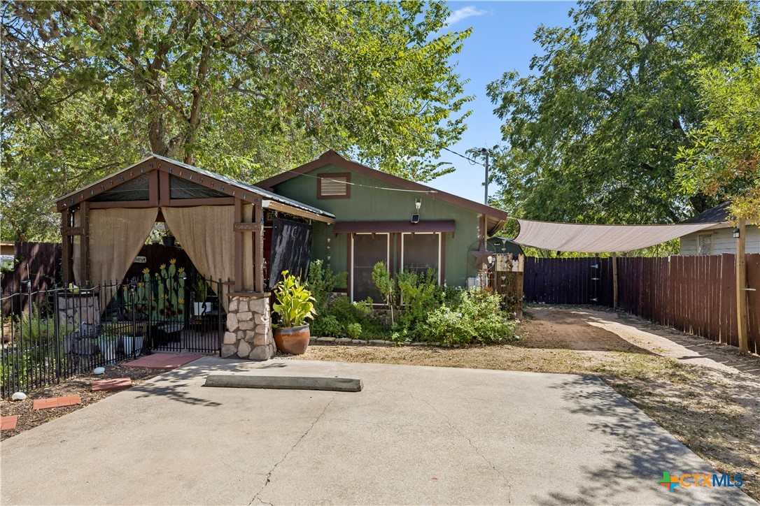 734 Neches Street Property Photo 4