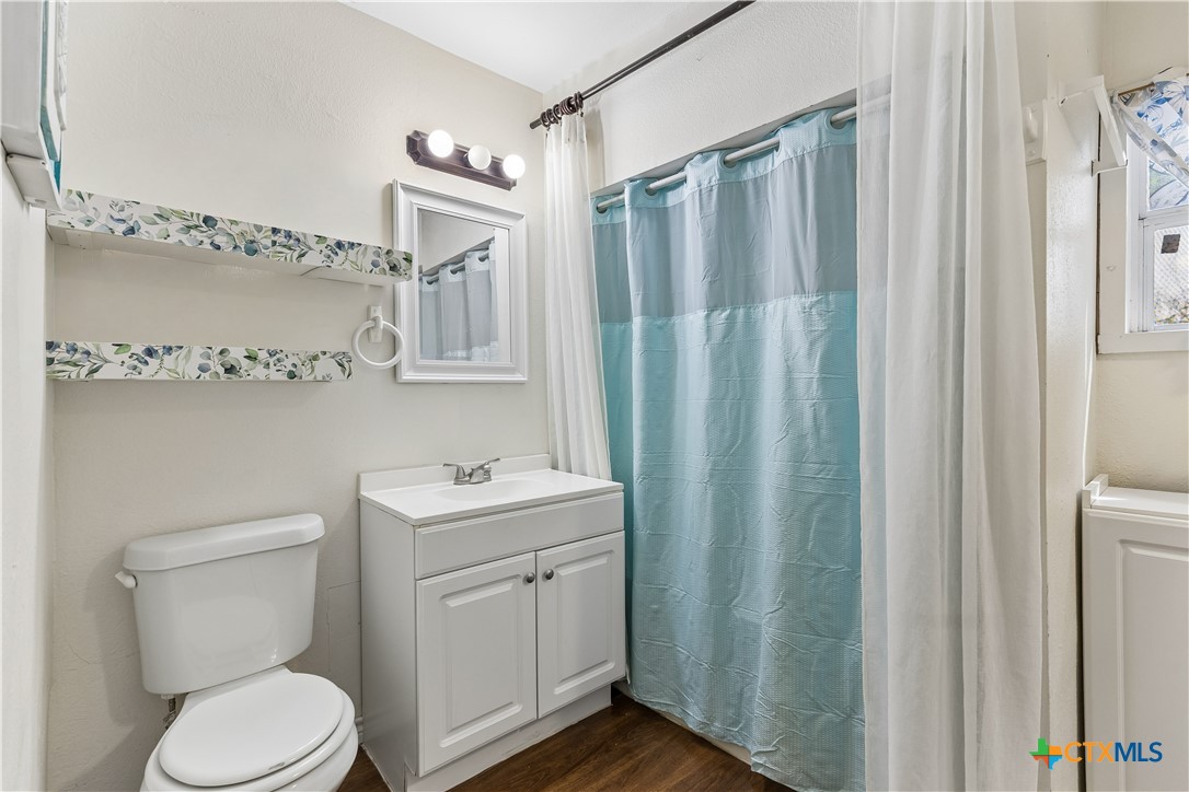 734 Neches Street Property Photo 7