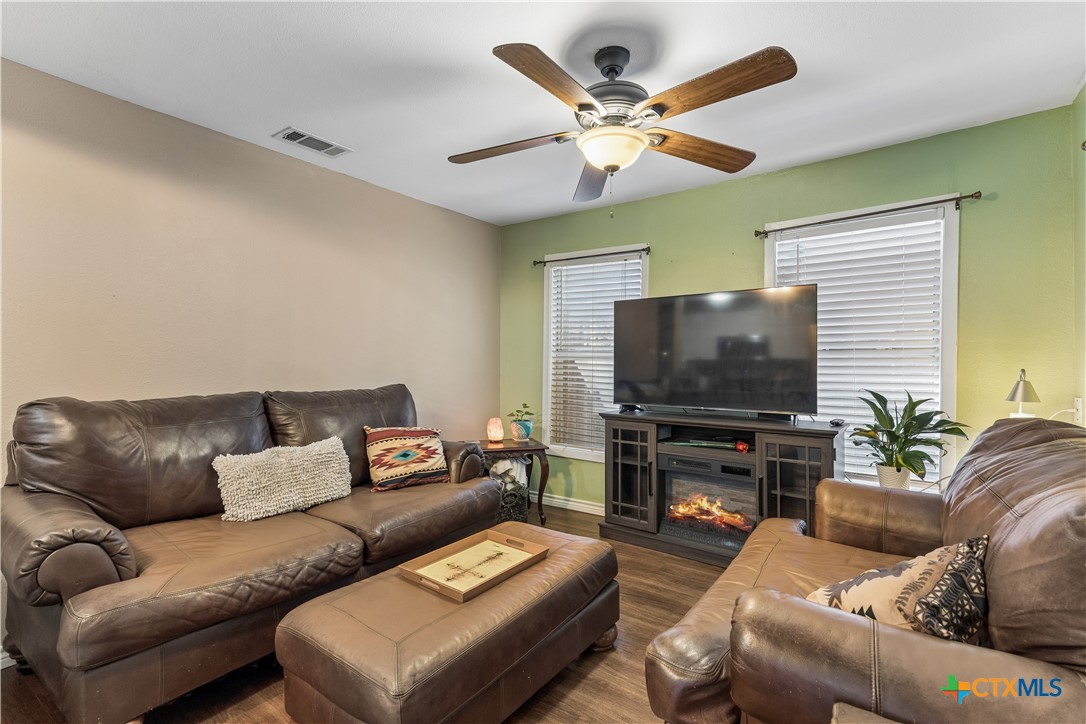734 Neches Street Property Photo 10