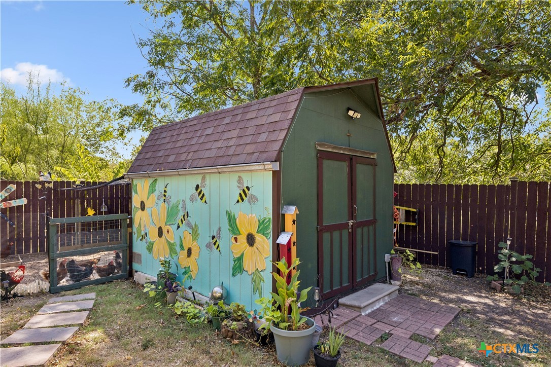 734 Neches Street Property Photo 16