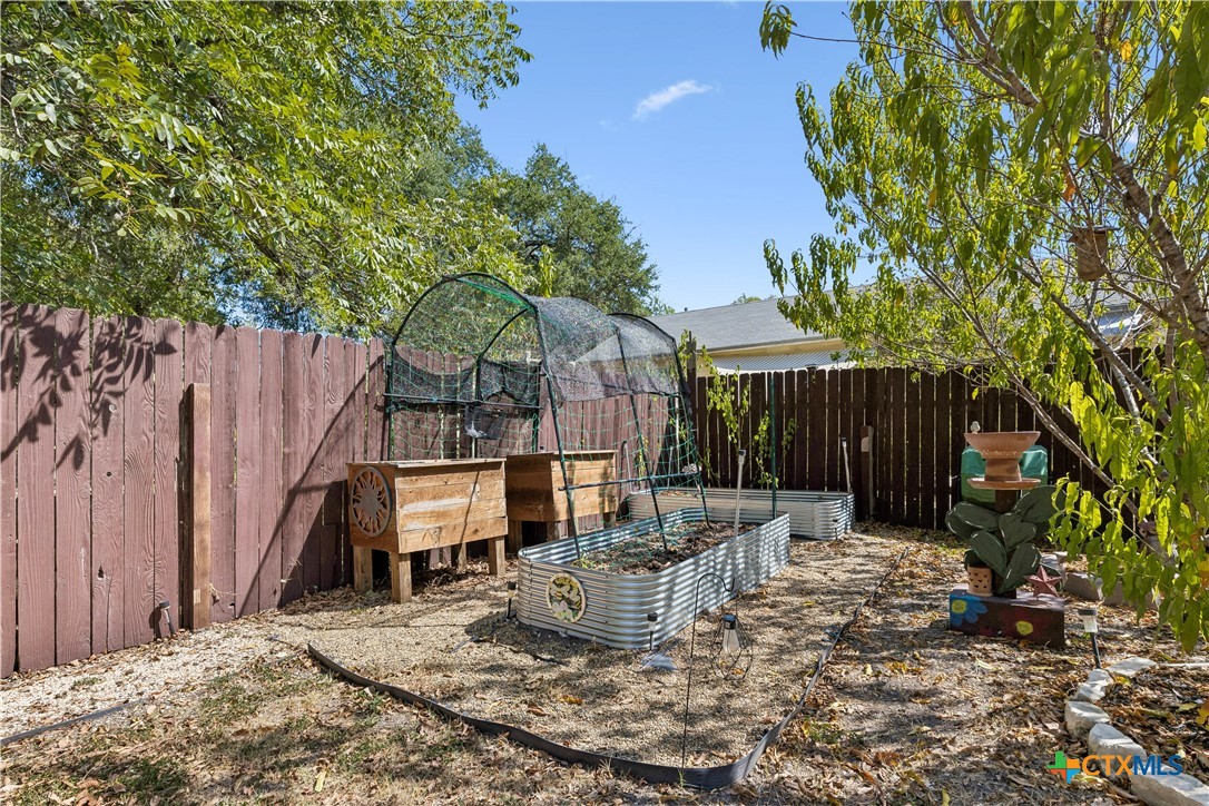 734 Neches Street Property Photo 18