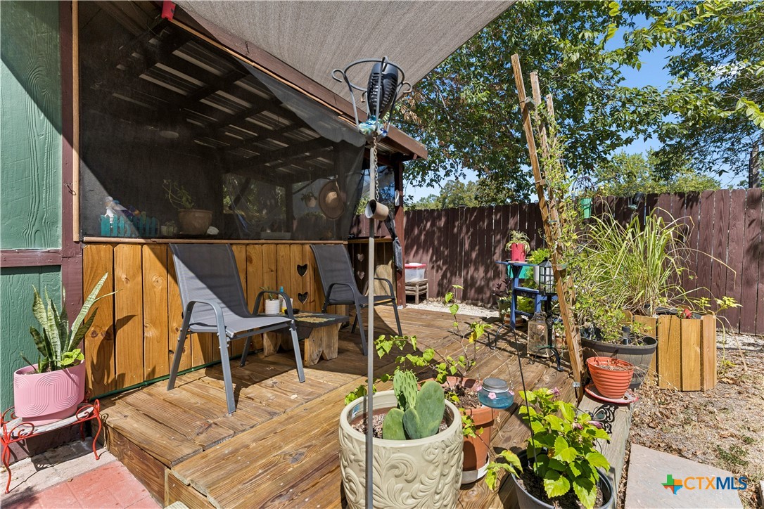 734 Neches Street Property Photo 23