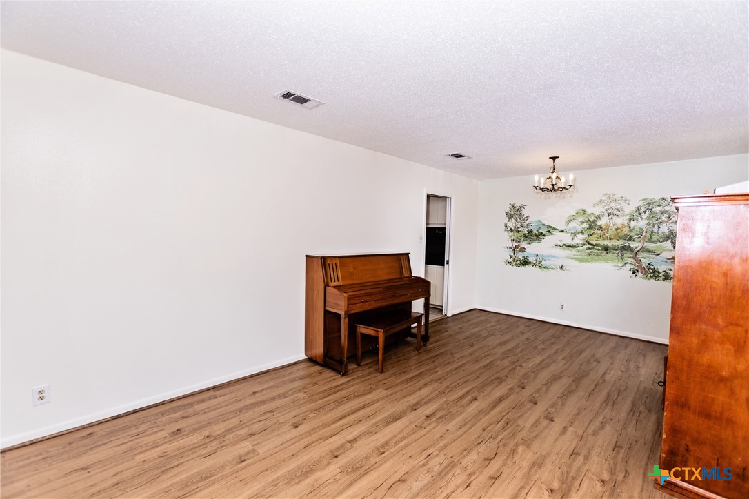 3205 Pin Oak Drive Property Photo 7