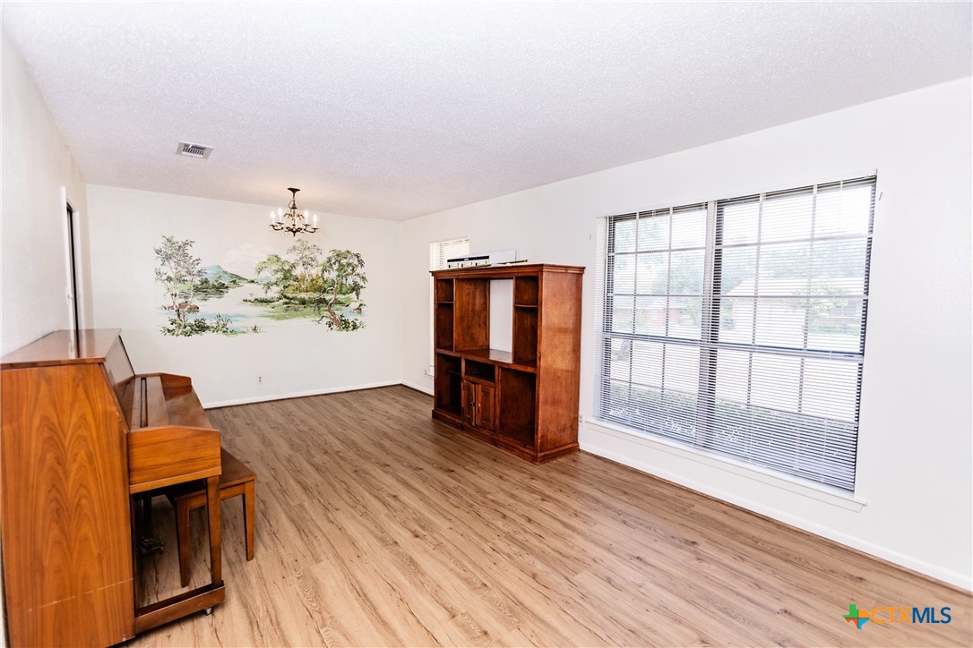 3205 Pin Oak Drive Property Photo 8