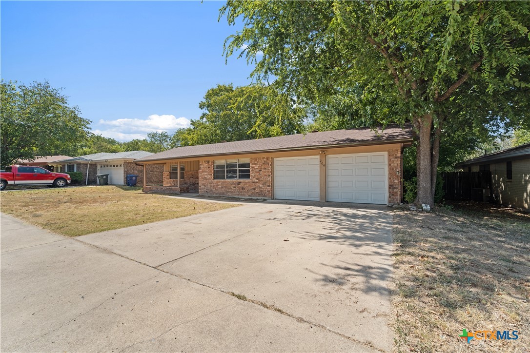 206 Cottonwood Drive Property Photo 2