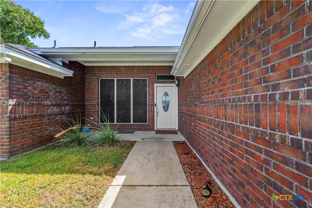 5104 Leaning Oak Drive Property Photo 2