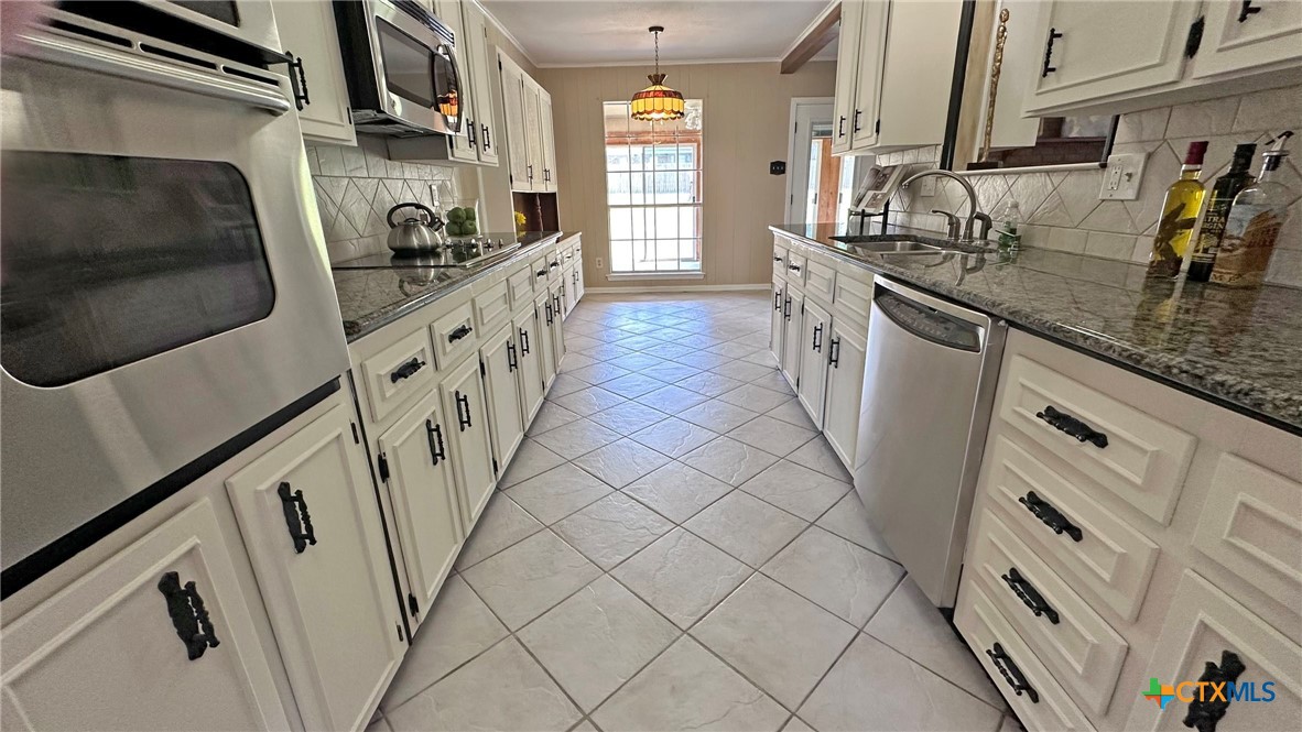 517 S Roy Reynolds Drive Property Photo 10