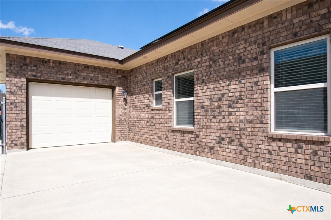 2029 Catkins Lane Property Photo 3