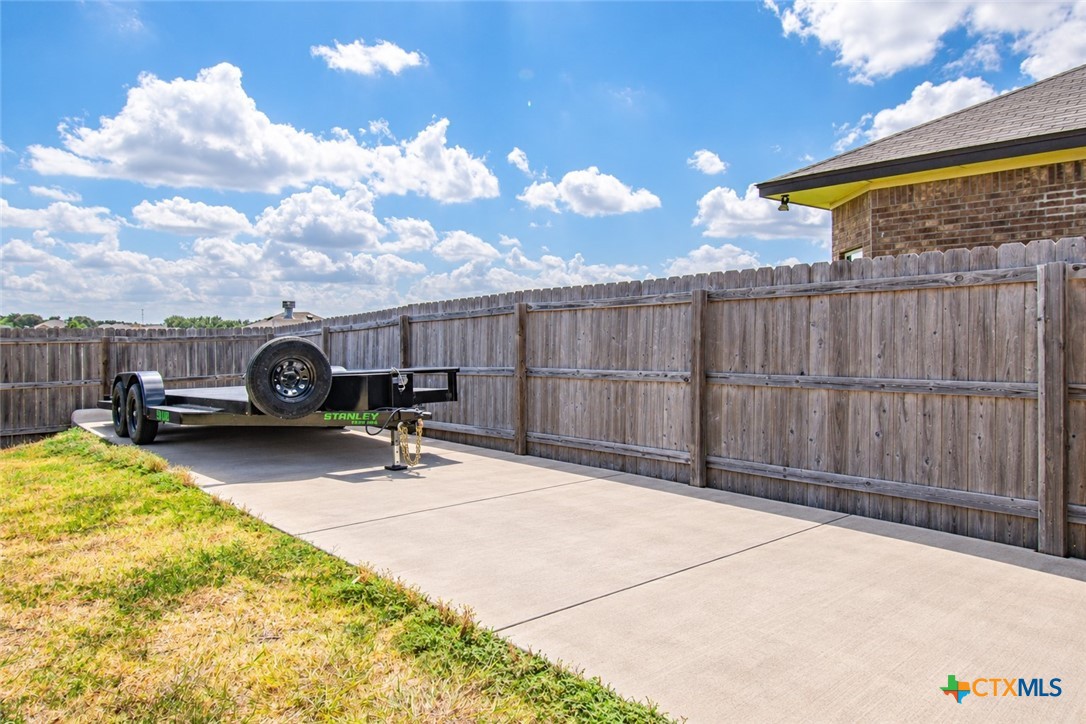 2029 Catkins Lane Property Photo 4