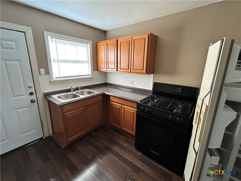 710 /712 Sutton Drive Property Photo 3