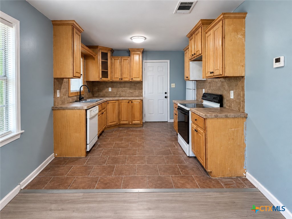 709 W Avenue D Property Photo 4