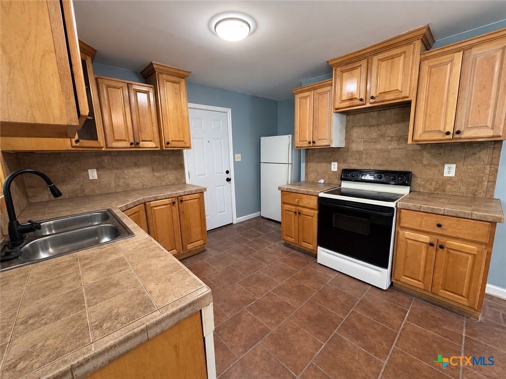 709 W Avenue D Property Photo 5