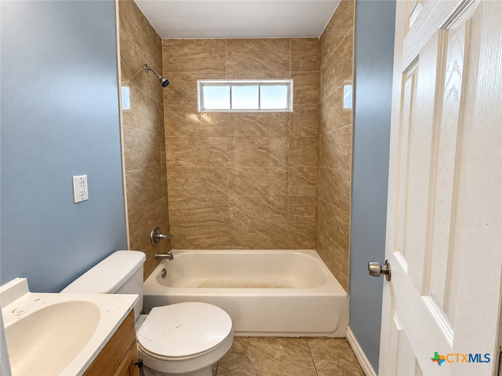 709 W Avenue D Property Photo 7