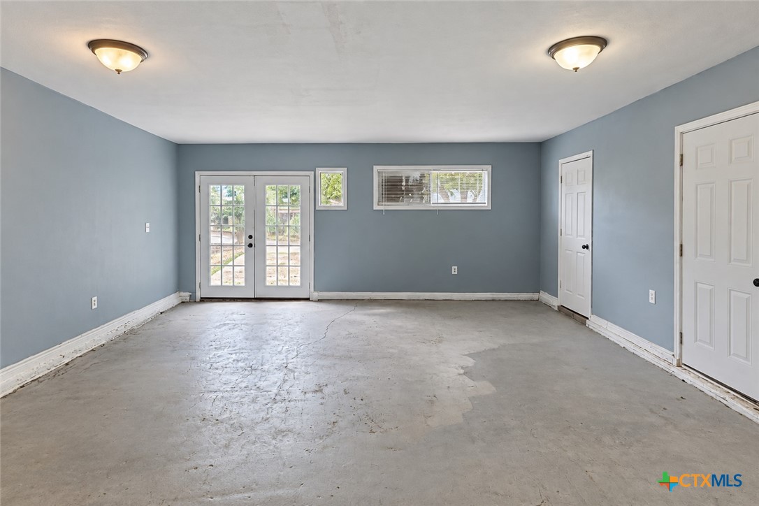 709 W Avenue D Property Photo 10