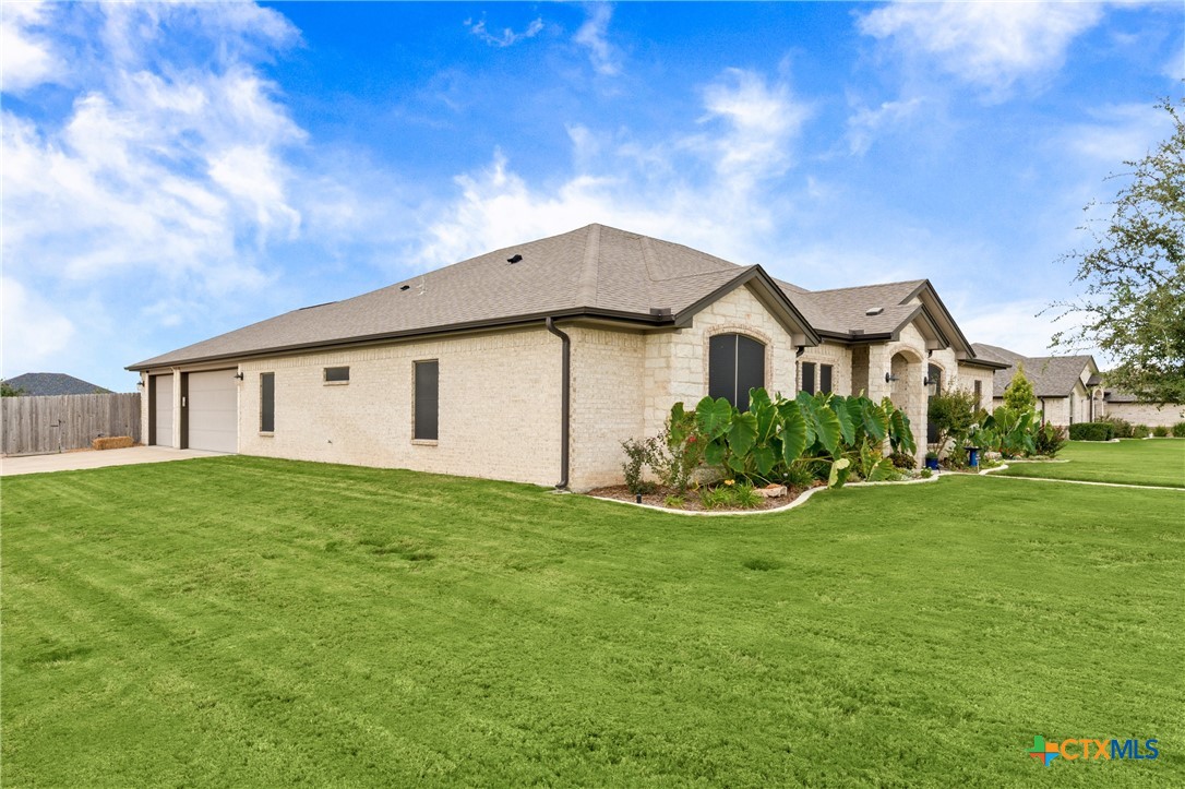5266 Barzona Drive Property Photo 4