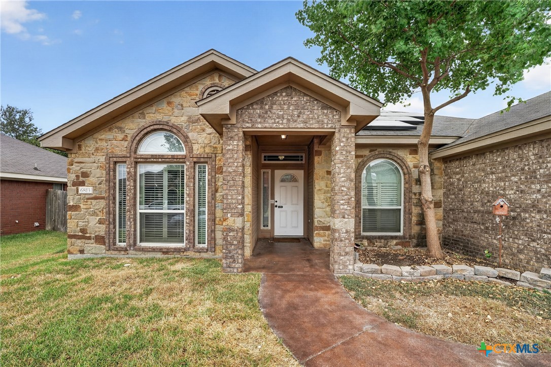6813 Deorsam Loop Property Photo 4