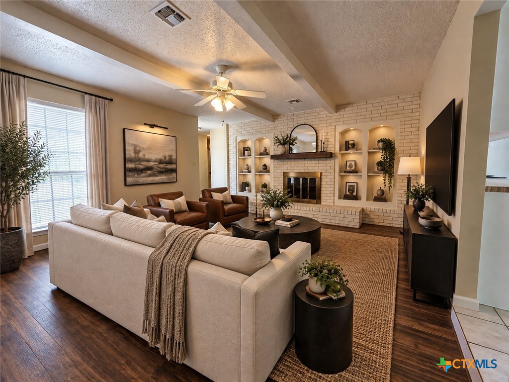 1801 Forest Trail Property Photo 3