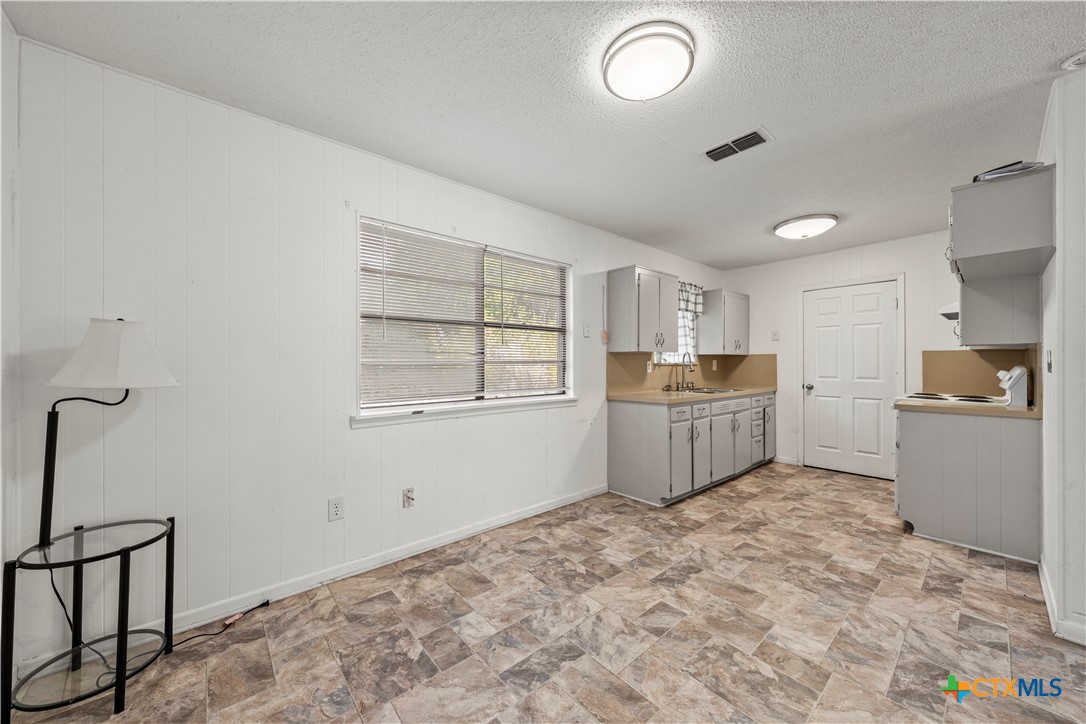914 Randa Street Property Photo 4