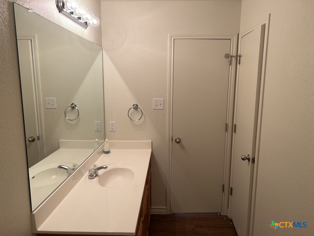 1500 Justin Loop Property Photo 8