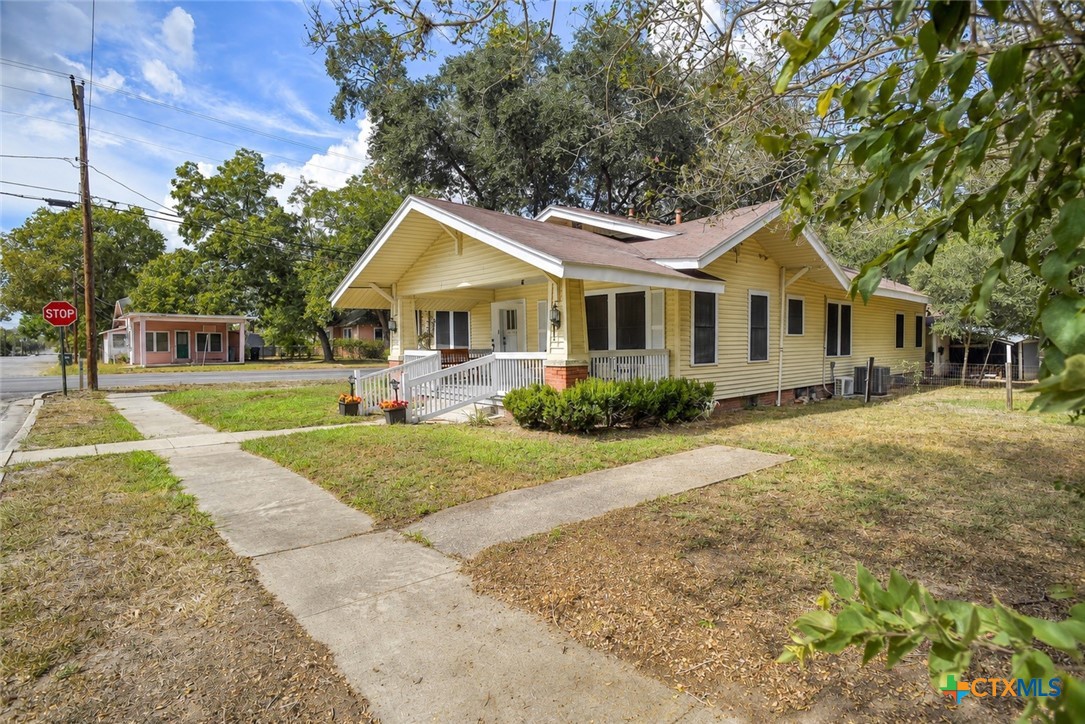 421 N Avenue G Property Photo 3