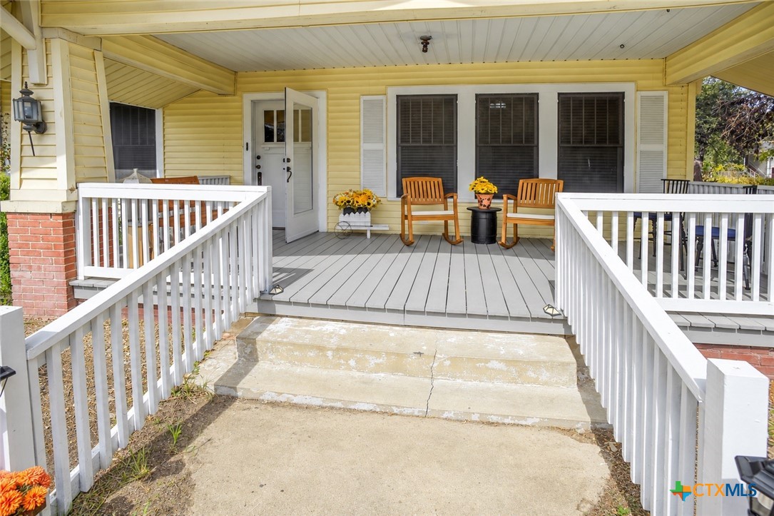 421 N Avenue G Property Photo 4