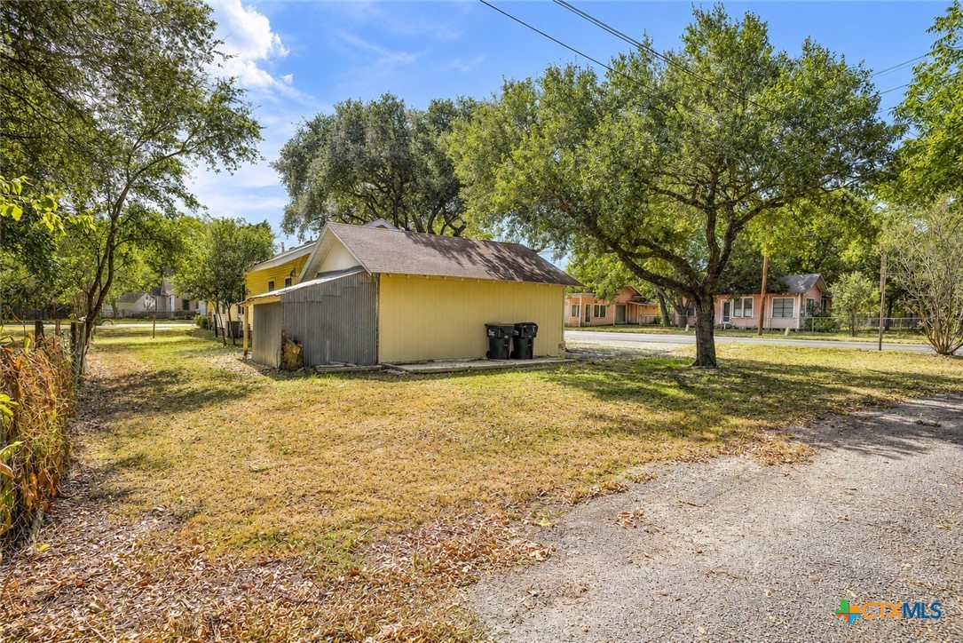 421 N Avenue G Property Photo 26