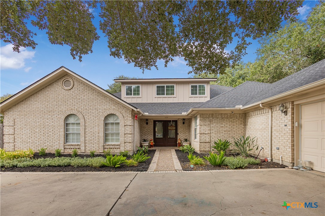105 Tournament Drive Property Photo 2