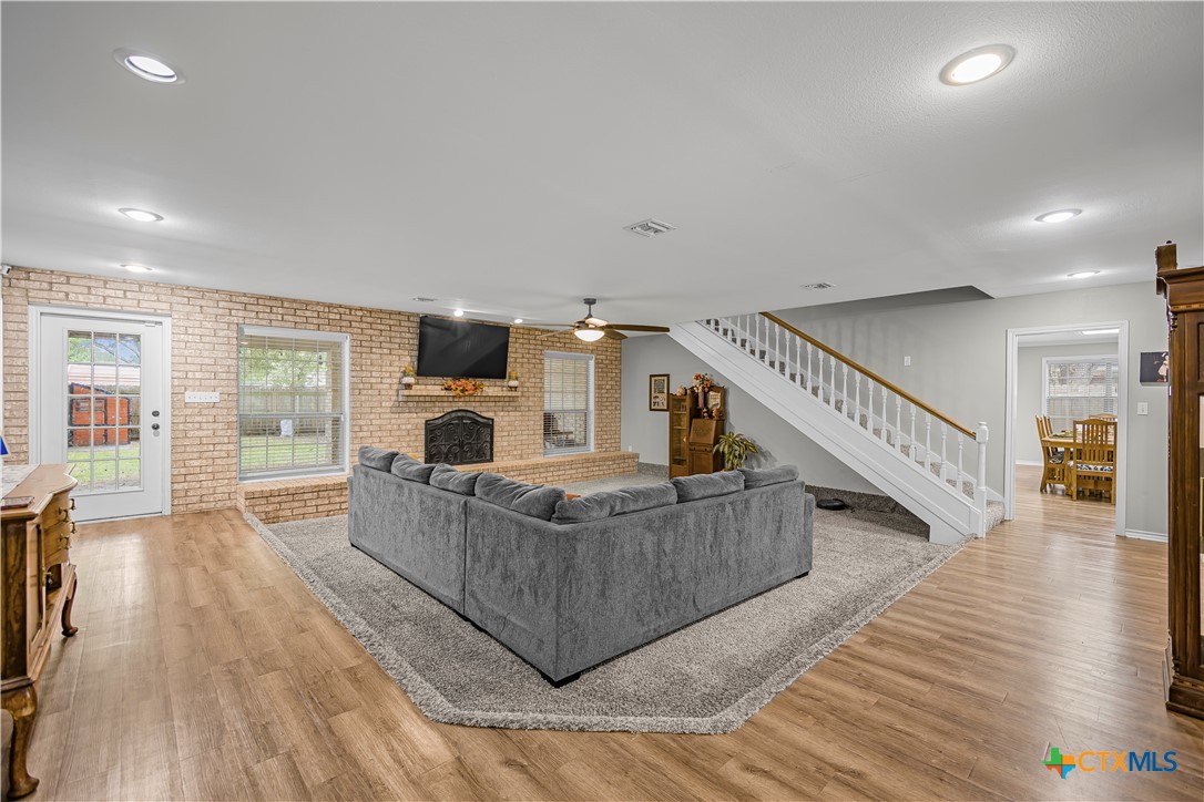 105 Tournament Drive Property Photo 8