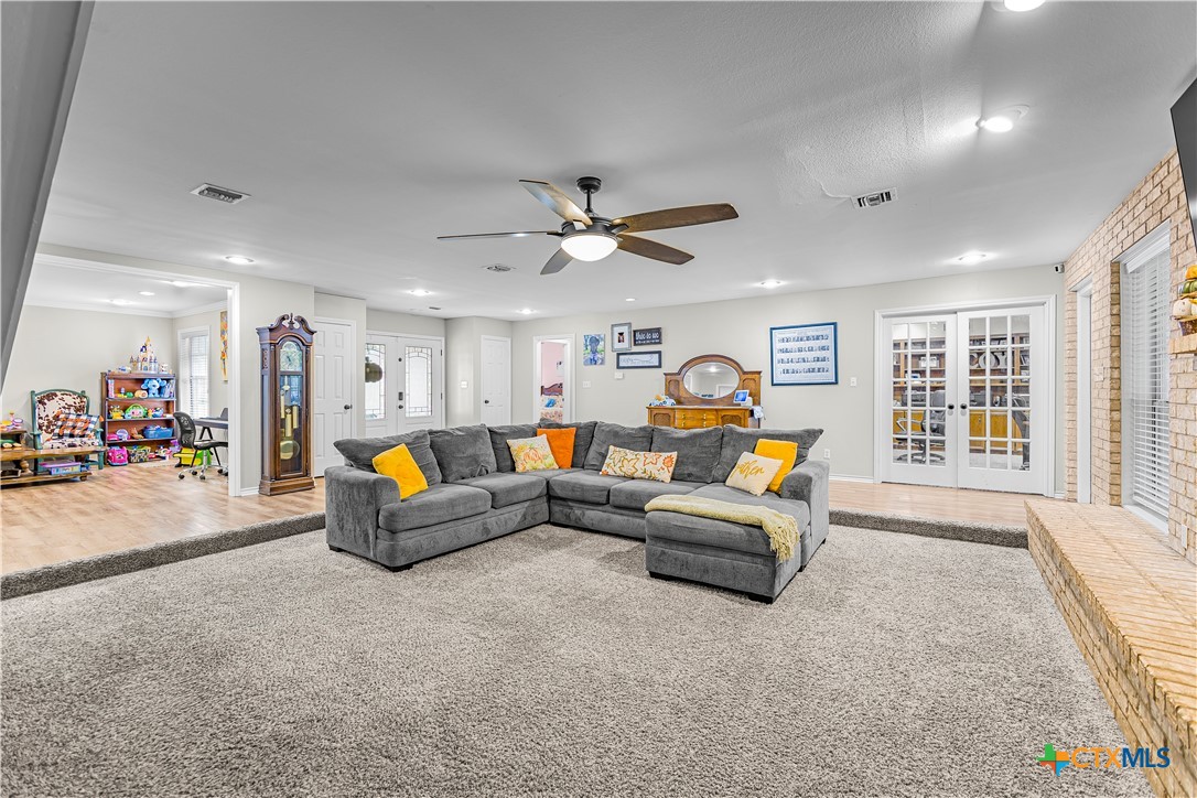 105 Tournament Drive Property Photo 10
