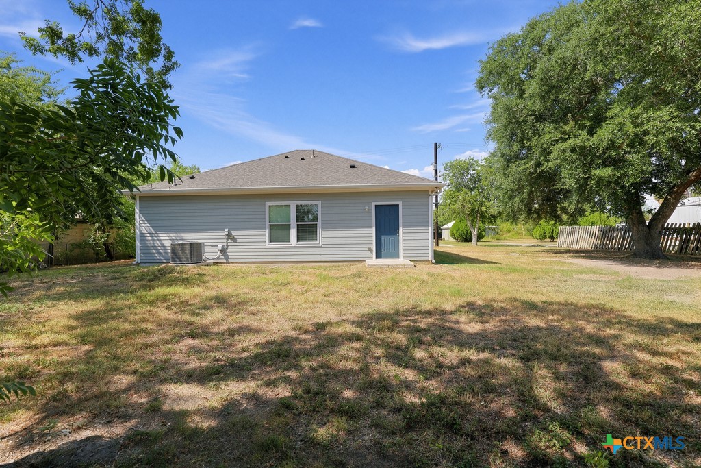 820 S Benavides Street Property Photo 3